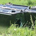 Vehículo tipo SUV quedó volcado en un terreno cubierto de hierba, tras el siniestro registrado en la vía E-15, a la altura del recinto Vainilla, en Rioverde.