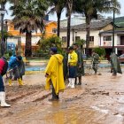 Deslizamiento en la vía Pindal–Pozul–Celica dejó varios metros de carretera cerrados y vehículos varados durante horas.