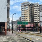 La mañana de este lunes, el edificio calcinado seguía bajo la labor de bomberos, que enfriaban sectores que aún tenían algo de humo.