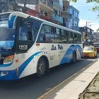 Un bus de la cooperativa Las Palmas retoma su recorrido en Esmeraldas, mientras choferes y pasajeros enfrentan la tensión de las amenazas extorsivas.