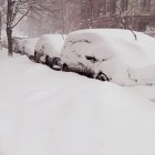 USA8657. NUEVA YORK (ESTADOS UNIDOS), 23/02/2026.- Fotografía que muestra vehículos cubiertos de nieve este lunes, en El Bronx, Nueva York (Estados Unidos). Una potente tormenta invernal con condiciones de ventisca mantiene este lunes paralizado el noreste de Estados Unidos, dejando acumulaciones de nieve que superan los 60 centímetros en algunas zonas de Nueva Jersey y casi alcanzan los 40 en la ciudad de Nueva York, lo que amenaza con batir récords históricos en la Gran Manzana. EFE/Ruth E. Hernández