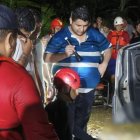 Elementos del Cuerpo de Bomberos llegaron a la escena donde fue hallado sin vida Hipolito Molina