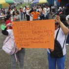 La visita se cumple desde las 11:00 y en los exteriores se realiza un plantón.