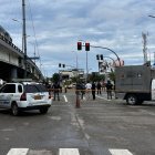 La mujer fue atacada mientras circulaba en su vehículo.