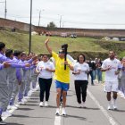 El atleta Franklin Tenorio portó la antorcha de las Olimpiadas Barriales de FLQ.