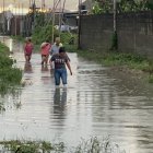 Los vecinos de Mabel tienen que salir con botas de sus viviendas, por la gran cantidad de agua acumulada en las calles.