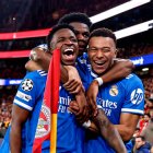 Mbappé (d) se pierde el juego ante Benfica por una molestia en la rodilla