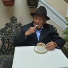 DON JUANITO TODOS LOS DÍAS DEBE COMER SU BUENA TAZA DE CHAPO, PORQUE LE DA ENERGÍAS Y AYUDA A SU DIGESTIÓN, ASEGURA.