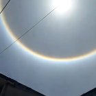 Un halo solar ilumina el cielo de Esmeraldas, fenómeno óptico causado por la refracción de la luz en cristales de hielo de nubes altas.