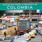 Fotografía que muestra vehículos transitando por el Puente Internacional de Rumichaca, el principal paso fronterizo entre Colombia y Ecuador.