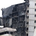 Escombros y cenizas aún cubren los accesos del edificio Multicomercio tras cumplirse dos semanas del incendio.