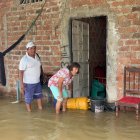 De poco sirven los obstáculos para bloquear el ingreso del agua a la vivienda.