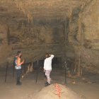 VISITANTES RECORREN LA CUEVA Y OBSERVAN LA PARTE SUPERIOR DONDE SE CREE DESCANSA LA CHAMÁN QUE PROTEGE EL LUGAR.

AG-EXTERNO