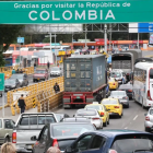 Fotografía que muestra vehículos transitando por el Puente Internacional de Rumichaca, el principal paso fronterizo entre Colombia y Ecuador