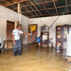 En la casa de Augusto Jiménez han tenido que elevar varios de sus enseres por la inundación.