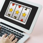 El marco legal ecuatoriano mantiene un vacío normativo sobre casinos digitales, mientras el acceso a plataformas internacionales continúa sin prohibición expresa.