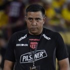 César Farías, DT de Barcelona SC en el duelo ante Argentinos Juniors en la Copa Libertadores