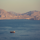 Vista del Estrecho de Ormuz, paso clave por donde transita cerca del 20 % del petróleo mundial.