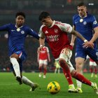 Piero Hincapié domina el balón en el duelo entre Arsenal y Chelsea de Moisés Caicedo.