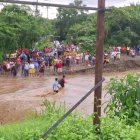 En la comuna Dos Mangas el río se desbordó y dejó a varias familias afectadas que buscaban pasar en la zona