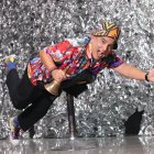 A Caterva no le importa que lo critiquen por su forma de hablar y vestir para dar noticias.