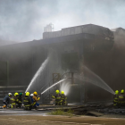 Imagen de archivo, de bomberos combatiendo el fuego en la Refinería de Esmeraldas.