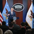 El secretario de Defensa, Pete Hegseth, y el jefe del Estado Mayor Conjunto, general Dan Caine, hablan durante una conferencia de prensa sobre la acción militar estadounidense en Irán, en el Pentágono en Washington, el 2 de marzo de 2026