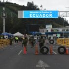 Fotografía de archivo de militares ecuatorianos vigilan la frontera terrestre de Ecuador con Colombia