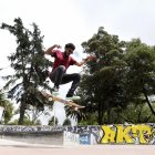 Vuelo urbano. Un instante suspendido en el aire donde la gravedad parece detenerse. El skater, concentrado y coordinado, ejecuta un truco que combina técnica, equilibrio y valentía sobre su tabla.