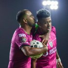 Aron Rodríguez (d) marcó un doblete en el estadio Jocay de Manta.