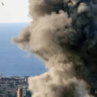 Vista de un proyectil que cae sobre Beirut (Líbano) y causa una columna de humo, este 2 de marzo de 2026