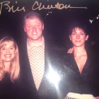 Fotografía sin fecha específica, publicada por los demócratas del Comité de Supervisión de la Cámara Baja (Oversight Dems), donde aparece Jeffrey Epstein (d), Ghislaine Maxwell (2d) y el expresidente Bill Clinton (c).