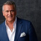 Bruce Campbell, ícono del terror por su papel en Evil Dead, anunció que enfrenta un cáncer tratable y pausará sus actividades públicas para enfocarse en su recuperación
