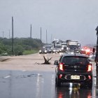 En algunos tramos de la carretera Santa Elena - Guayaquil el tráfico vehicular se vio interrumpido porque el agua traspasó el asfalto