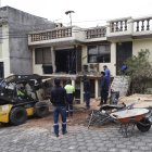 Personal municipal retira los escombros que dejó el impacto del camión contra la casa.