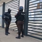 Agentes de la Policía llegaron al salón funerario donde se cometió el ataque.