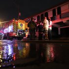 Unidades del Cuerpo de Bomberos trabajaron para controlar las llamas en el tecnicentro.