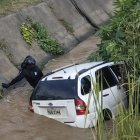 El vehículo donde se movilizaban los secuestradores y el comerciante cayó a un canal de agua