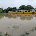 Aulas de una escuela de la parroquia Lagarto, permanecen anegadas tras las intensas lluvias de la temporada invernal 2026, dejando a familias y estudiantes en situación vulnerable.