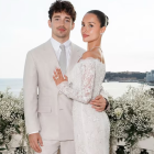 Charles Leclerc y Alexandra Saint Mleux posan en un balcón decorado con flores blancas en Mónaco