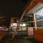 En la noche del miércoles 4 aún estaba el poste sobre la vivienda.