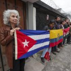 Un grupo de ciudadanos protestó frente a la embajada de Cuba en Quito tras la expulsión de diplomáticos.