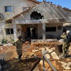 Un misil impactó contra una casa, causando un herido leve y un boquete en la parte superior de la vivienda, localizada en una zona rural del norte de Israel.