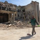 Los civiles apoyan en las labores de retiro de escombros que dejaron las explosiones.