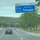 El ingreso a Tonsupa, balneario turístico de Atacames, contrasta con la violencia registrada en el barrio Los Albergues, donde un ataque armado dejó un muerto y una mujer herida.