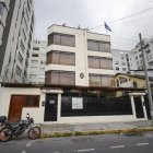 La embajada amaneció sin presencia policial ni de manifestantes.