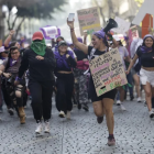Mujeres portan los colores verde y morado en las protestas por sus derechos.