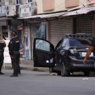 El hombre asesinado en el paradero de bus fue cubierto con un plástico negro.