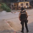 Agentes de la Policía Nacional resguardan la escena del crimen en el barrio Santas Vainas, donde un joven de 24 años fue asesinado a tiros cerca de una unidad educativa.