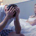 Problemas de pareja debido a supersticiones en la cama son comunes, según expertos.
